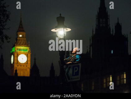 Eine von 1500 Gaslampen, die bleiben auf den Straßen von London von einem der fünf "lamplighters' von British Gas eingesetzt, die nach dem Lampen in Westminster Aussehen beibehalten wird. Stockfoto