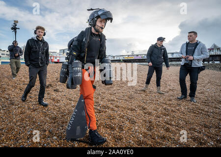 Richard Browning "Iron Man", Gründer der Schwerkraft Industries, macht eine rekordverdächtige Flug in seinem Körper-gesteuerte Jet-powered Klage über Brighton Pier. Stockfoto