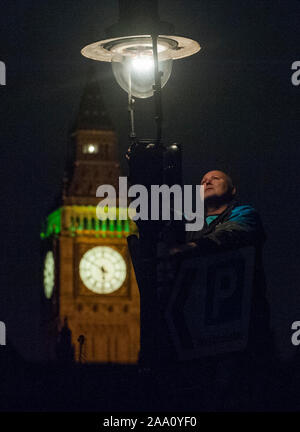 Eine von 1500 Gaslampen, die bleiben auf den Straßen von London von einem der fünf "lamplighters' von British Gas eingesetzt, die nach dem Lampen in Westminster Aussehen beibehalten wird. Stockfoto