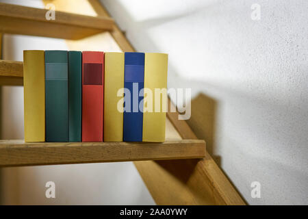 Bunte Bücher auf einer Treppe in einem Landhaus Stockfoto