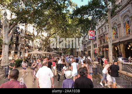 BARCELONA, SPANIEN - 19 Jul, 2018: La Rambla Straße. La Rambla ist eine Straße im Zentrum von Barcelona, beliebt bei Touristen und Einheimischen gleichermaßen. Stockfoto