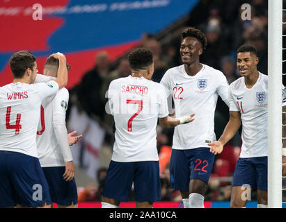 London, Großbritannien. 14 Nov, 2019. Tammy Abraham (Chelsea) von England feiert sein Ziel während der UEFA EURO 2020 Qualifier internationale Übereinstimmung zwischen England und Montenegro im Wembley Stadion, London, England am 14. November 2019. Foto von Andy Rowland. Credit: PRiME Media Images/Alamy leben Nachrichten Stockfoto