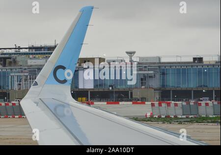 ORLY, Frankreich-16 Nov 2019 - Blick auf die blauen und weißen Winglet eines Airbus A321 neo Flugzeug auf dem französischen Business Class nur Airline La Compagnie (B Stockfoto