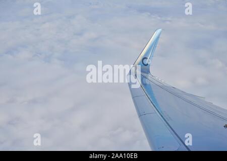 ORLY, Frankreich-16 Nov 2019 - Sky View des Blauen und Weißen winglet eines Airbus A321 neo Flugzeug auf dem französischen Business Class nur Airline La Compagni Stockfoto