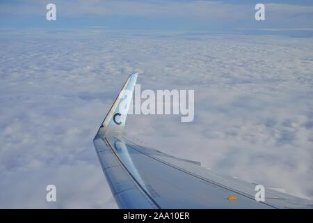 ORLY, Frankreich-16 Nov 2019 - Sky View des Blauen und Weißen winglet eines Airbus A321 neo Flugzeug auf dem französischen Business Class nur Airline La Compagni Stockfoto