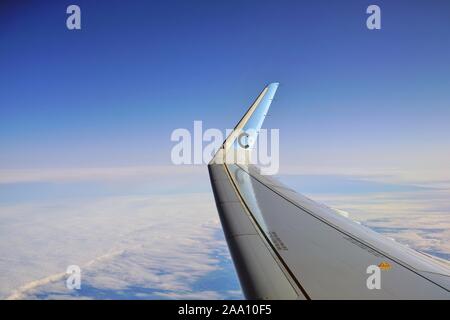 ORLY, Frankreich-16 Nov 2019 - Sky View des Blauen und Weißen winglet eines Airbus A321 neo Flugzeug auf dem französischen Business Class nur Airline La Compagni Stockfoto