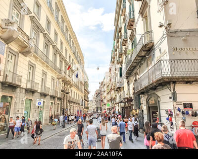 Neapel, Italien - Juli 16: Menschen Walking Street in Neapel am 16. Juli 2019. Stockfoto
