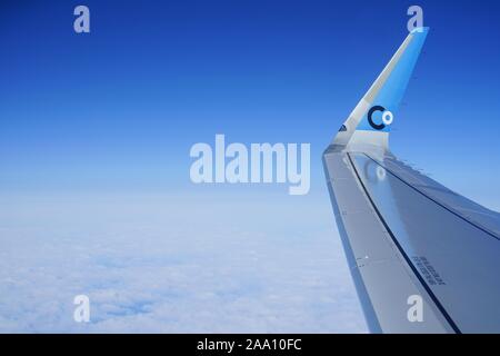 ORLY, Frankreich-16 Nov 2019 - Sky View des Blauen und Weißen winglet eines Airbus A321 neo Flugzeug auf dem französischen Business Class nur Airline La Compagni Stockfoto