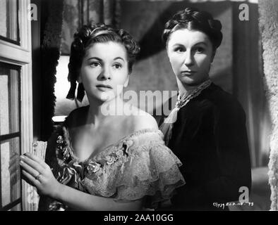 JOAN FONTAINE als zweiten Mrs. de Winter und JUDITH ANDERSON als Mrs Danvers in REBECCA 1940 Regisseur Alfred Hitchcock Roman von Daphne Du Maurier Produzent David O. Selznick Selznick International Pictures/United Artists Stockfoto