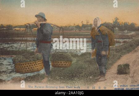 Illustrierte Postkarte von zwei japanischen Landwirte in einem Feld, auf dem Weg nach Hause mit produzieren, einer trägt eine Schulter, Pol und den anderen einen Sack auf seinem Rücken, Japan, 1905. Von der New York Public Library. () Stockfoto