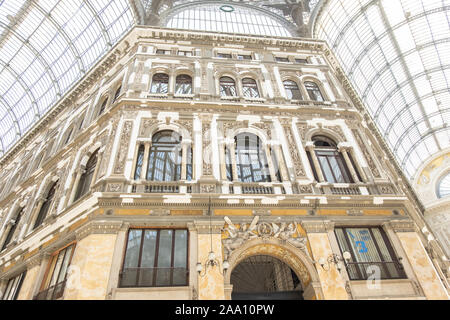 Neapel, Italien - Juli 16: Galleria Umberto I, am 16. Juli 2019. Die Galleria Umberto I ist eine öffentliche Shopping Galerie in Neapel, eine hohe und geräumige cross-sha Stockfoto