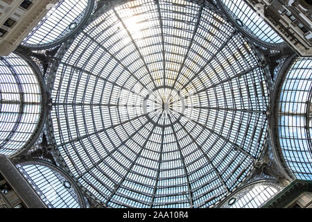 Neapel, Italien - Juli 16: die Kuppel der Galleria Umberto I Am 16. Juli 2019. Die Galleria Umberto I ist eine öffentliche Shopping Galerie in Neapel, eine hohe und schenke Stockfoto