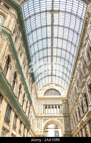 Neapel, Italien - Juli 16: Galleria Umberto I, am 16. Juli 2019. Die Galleria Umberto I ist eine öffentliche Shopping Galerie in Neapel, eine hohe und geräumige cross-sha Stockfoto