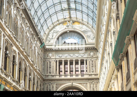 Neapel, Italien - Juli 16: Galleria Umberto I, am 16. Juli 2019. Die Galleria Umberto I ist eine öffentliche Shopping Galerie in Neapel, eine hohe und geräumige cross-sha Stockfoto