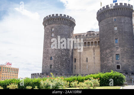 Neapel, Italien - Juli 16: Castel Nuovo am 16. Juli 2019. Das Castel Nuovo ist eine mittelalterliche Burg in Neapel gelegen. Zuerst im Jahre 1279 errichtet, war es ein Royal Sea Stockfoto