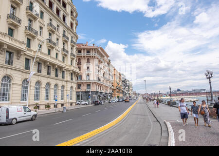 Neapel, Italien - Juli 16, 2019: Via Nazario Sauro, mit Restaurants und Hotels, bieten Ihnen einen herrlichen Blick auf die Bucht von Neapel. Stockfoto