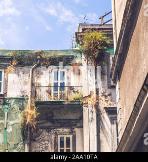 Neapel, Italien - Juli 16, 2019: Alte Gebäude im Zentrum von Neapel am 16. Juli 2019. Neapels Altstadt ist die größte in Europa und zum UNESCO nicht Stockfoto