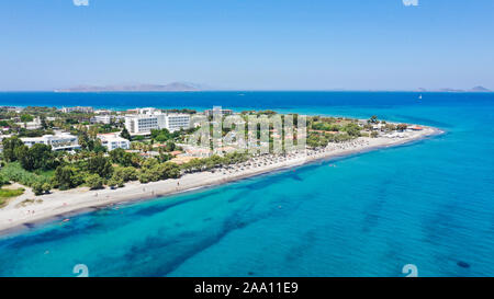 Panoramablick auf das Luftbild von einer mediterranen Insel Kos in Griechenland Marmari Küste Touristengebiet mit kristallklarem Wasser an einem sonnigen Sommertag Stockfoto