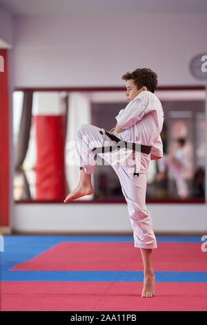 Junge Karate practitioner Ausführung einer Kata Stockfoto