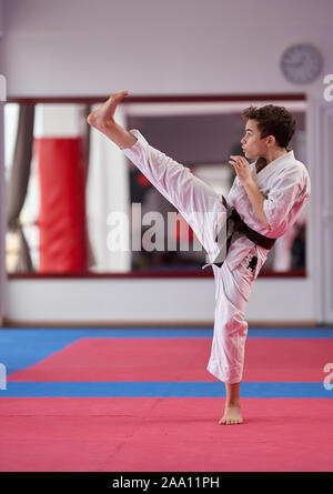 Junge Karate practitioner Ausführung einer Kata Stockfoto