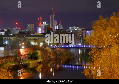 Leeds Skyline von Süden Unterkunft Straße mit der neuen Fußgängerbrücke, überspannt den Fluss Aire. Stockfoto