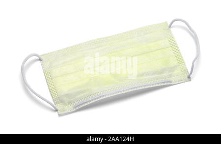 Gelbe medizinische Maske isoliert auf weißem Hintergrund. Stockfoto
