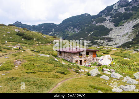 Rila Gebirge, Bulgarien - 01. August 2019: eine Hütte in der Nähe von Trilistnika See (der Kleeblatt). Stockfoto