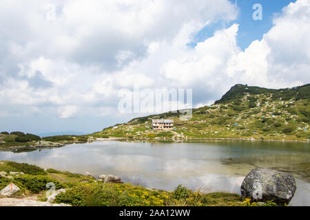 Rila Gebirge, Bulgarien - 01 August, 2019: Blick über Ribnoto ezero (der Fisch See) und die Alte Hütte (die Sieben Seen). Stockfoto