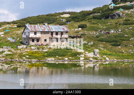 Rila Gebirge, Bulgarien - 01 August, 2019: Blick über Ribnoto ezero (der Fisch See) und die Alte Hütte (die Sieben Seen). Stockfoto