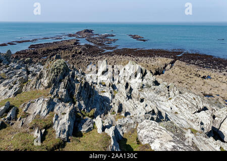 Ebbe auf Schiefer Felsen an Morte Point, North Devon, Großbritannien Stockfoto