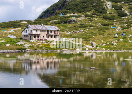 Rila Gebirge, Bulgarien - 01 August, 2019: Blick über Ribnoto ezero (der Fisch See) und die Alte Hütte (die Sieben Seen). Stockfoto