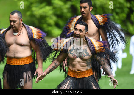 Mitglieder der Streitkräfte der Neuseeland führen eine Haka nach einem traditionellen Maori Herzlich willkommen bei der Prinz von Wales und die Herzogin von Cornwall nach Neuseeland an Regierung Haus in Auckland, am dritten Tag der königlichen Besuch in Neuseeland. Stockfoto
