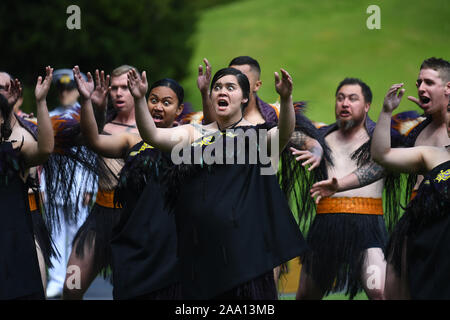 Mitglieder der Streitkräfte der Neuseeland führen eine Haka nach einem traditionellen Maori Herzlich willkommen bei der Prinz von Wales und die Herzogin von Cornwall nach Neuseeland an Regierung Haus in Auckland, am dritten Tag der königlichen Besuch in Neuseeland. Stockfoto