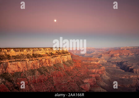 Mond und Grand Canyon, von Yaki Point, Grand Canyon National Park, Arizona USA Stockfoto