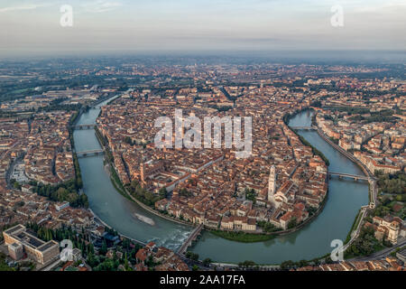 Antenne drone Schuß Ansicht der Stadt von Verona mit Etsch um Stockfoto