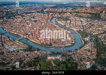 Antenne drone Schuß Ansicht der Stadt von Verona mit Etsch um Stockfoto