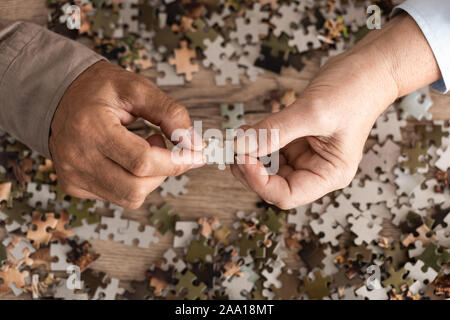 7/8-Ansicht der pensionierten Paar hält Jigsaw Stockfoto