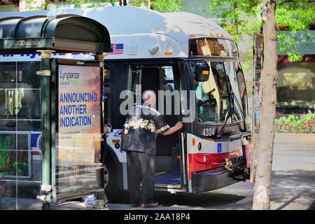 Chicago, Illinois, USA. Passagier in einem CTA-Bus auf der State Street in der Innenstadt von Chicago in den berühmten Loop der Stadt. Stockfoto
