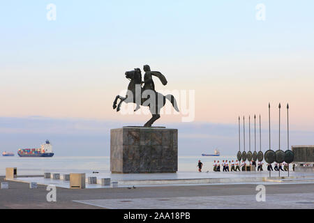 Griechische Marine Seeleute joggen bestanden das Denkmal für Alexander den Großen (356 v. Chr. - 323 v. Chr.) In der Morgendämmerung in Thessaloniki (Makedonien), Griechenland Stockfoto