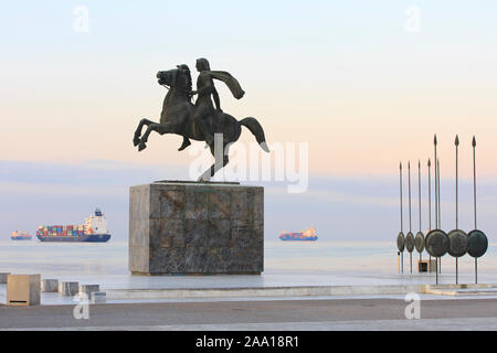 Denkmal für Alexander den Großen (356 v. Chr. - 323 v. Chr.) In der Morgendämmerung in Thessaloniki (Makedonien), Griechenland Stockfoto