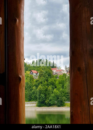 Fuzine ist ein Reiseziel in Kroatien. Das Dorf ist rund um einen großen See. In den gebirgigen Teil von Kroatien. Stockfoto