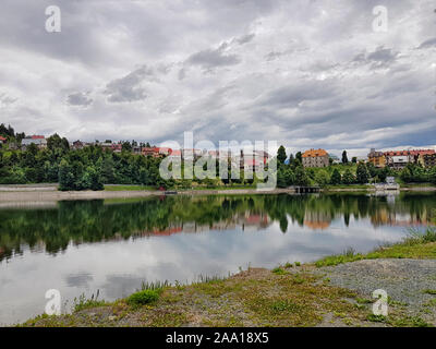 Fuzine ist ein Reiseziel in Kroatien. Das Dorf ist rund um einen großen See. In den gebirgigen Teil von Kroatien. Stockfoto