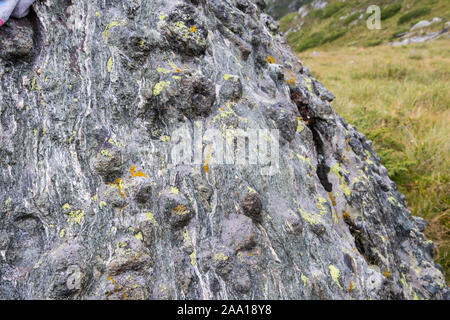 Rila Gebirge, Bulgarien - 08. August 2019: Urdini Seen Zirkus. Stein in der Nähe der vierten See. Stockfoto