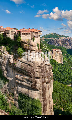 Mittelalterliche Meteora Kloster Varlaam auf einem Felsen Säule in der Meteora Berge, Thessalien, Griechenland Stockfoto