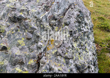 Rila Gebirge, Bulgarien - 08. August 2019: Urdini Seen Zirkus. Stein in der Nähe der vierten See. Stockfoto