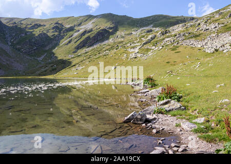 Rila Gebirge, Bulgarien - 08. August 2019: Urdini Seen Zirkus. Blick über den ersten See. Stockfoto