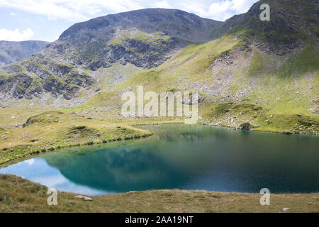 Rila Gebirge, Bulgarien - 08. August 2019: Urdini Seen Zirkus. Blick über zweiten See. Stockfoto