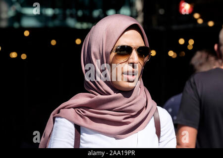 London Street: Weiblich, 30s, Hidschab-Schal, Sonnenbrille, lässiges Kleid, Ethnisch, muslimisch. Stockfoto