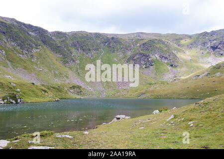 Rila Gebirge, Bulgarien - 08. August 2019: Urdini Seen Zirkus. Blick über zweiten See. Stockfoto