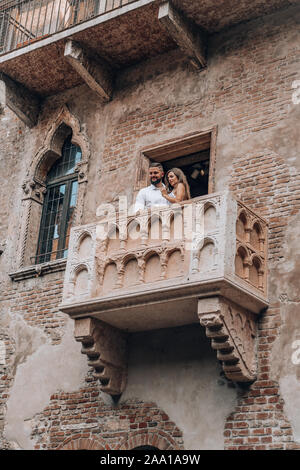 Verona, Italien - 6 August, 2019: Touristen Foto auf dem restaurierten Balkon von Romeo und Juiliet nehmen Stockfoto